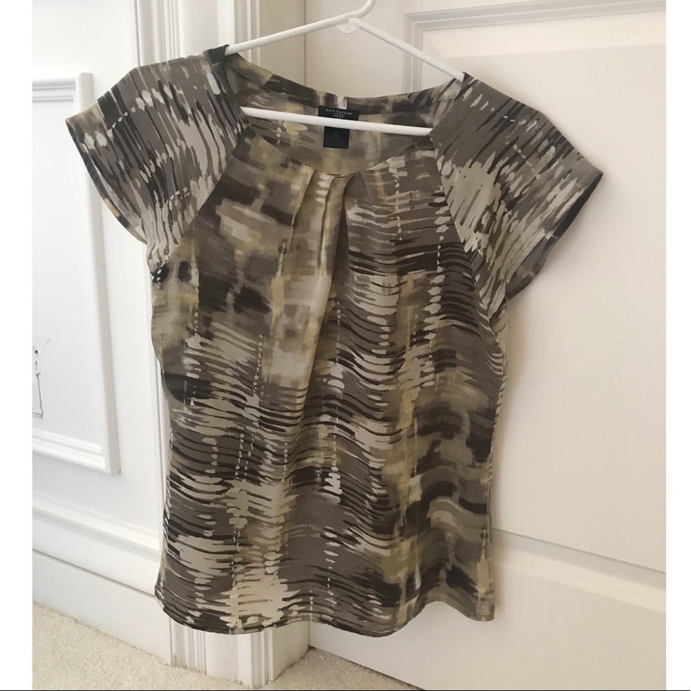 Ann Taylor EUC dressy work blouse with cap sleeves